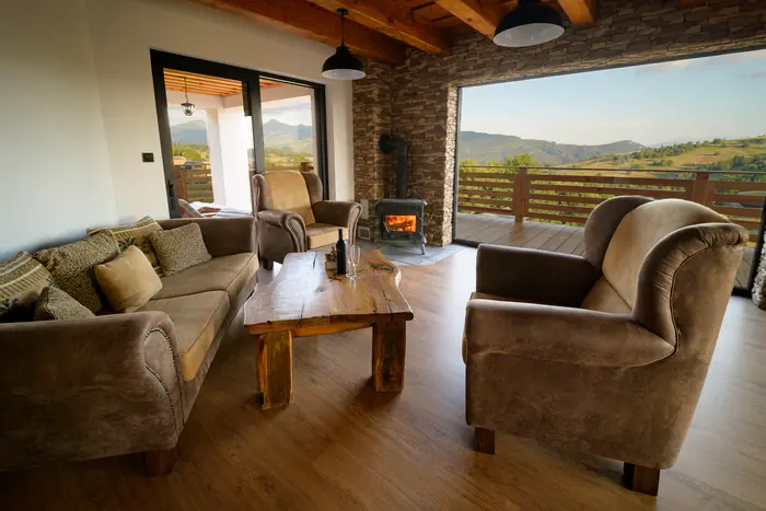 Večery pri krbe — Borové Hideaway