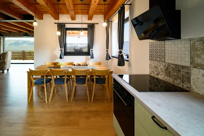 Kuchyňa a spoločný stôl — Borové Hideaway