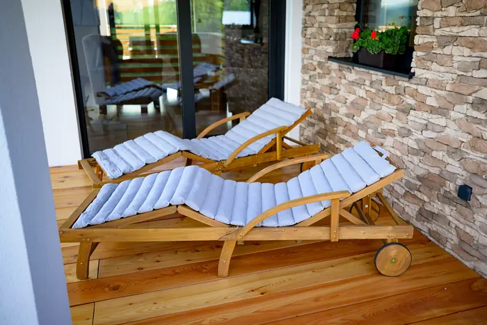 Ležadlá na terase — Borové Hideaway